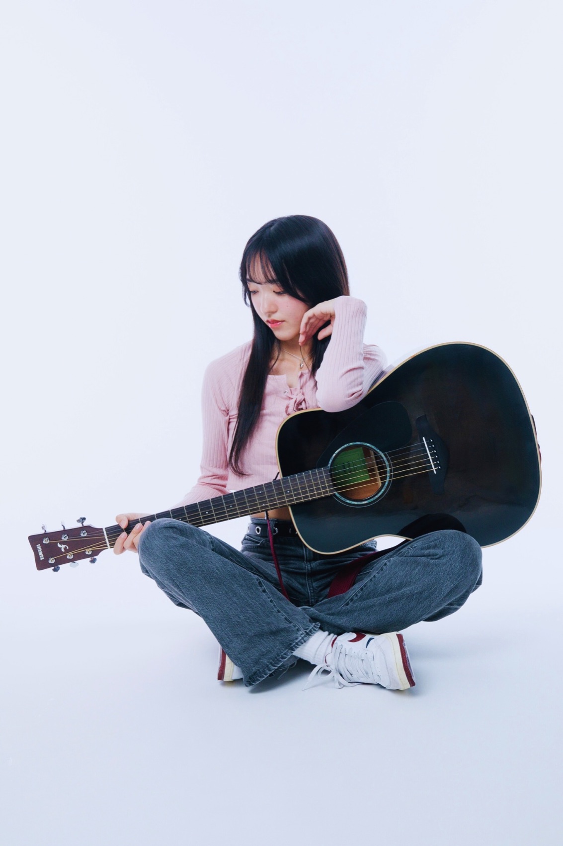 ギターを抱えるKARENのポートレート
